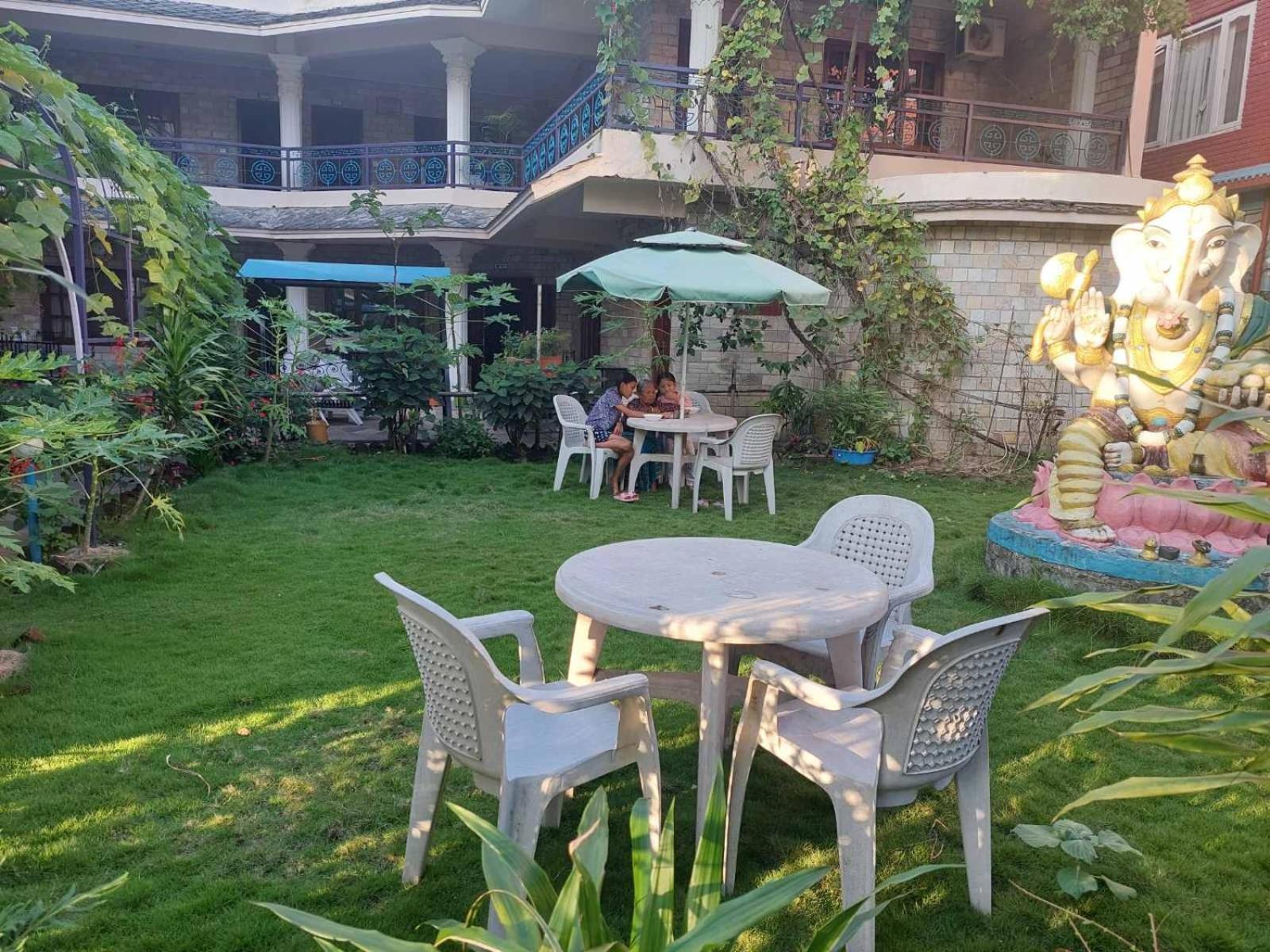 Blue Planet Lodge & Restaurant Pokhara Dış mekan fotoğraf